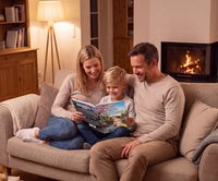 Personalisiertes Mutmachbuch für Jungen zu Ostern – Familie liest das Buch gemeinsam